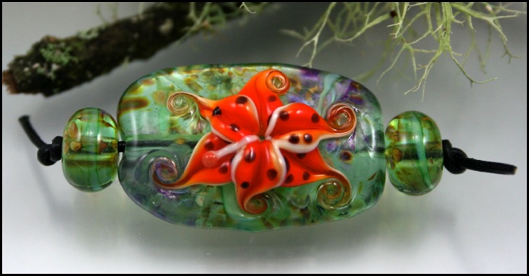 Tigerlily glass bead by John Rizzi